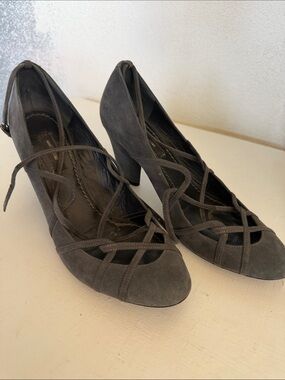 Women’s Classic Suede Lace-Up Pumps - Gray